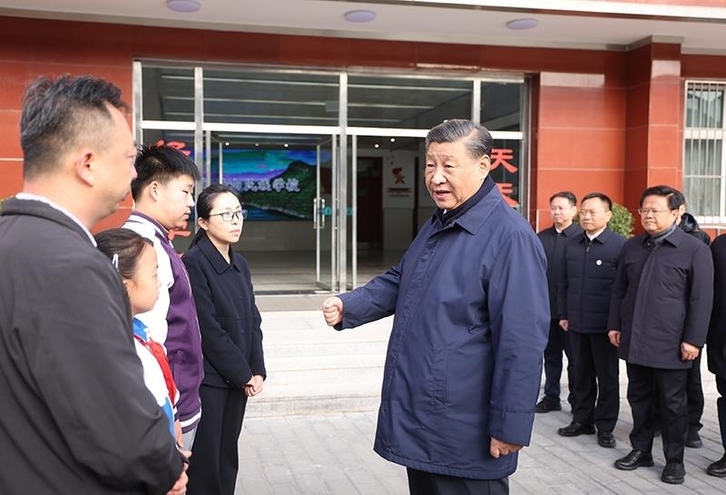 2023年11月10日，習(xí)近平總書記在北京門頭溝妙峰山民族學(xué)校，親切慰問因公犧牲烈士家屬。