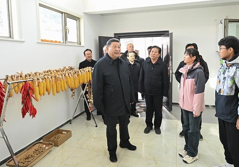 2023年11月10日，習(xí)近平總書記在北京門頭溝妙峰山鎮(zhèn)水峪嘴村村民李盟家看望慰問，了解房屋受損、修繕和冬季取暖等情況。