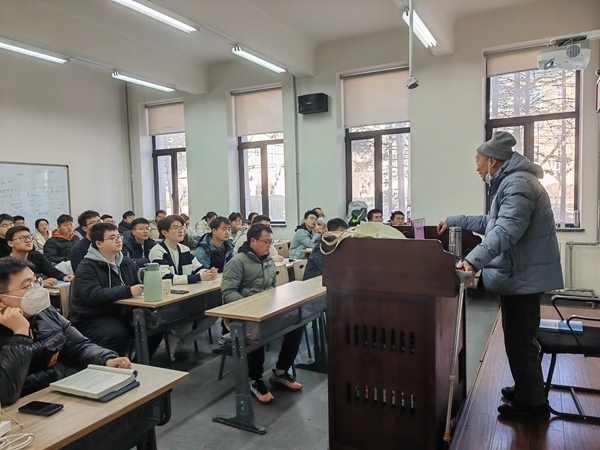 鐘萬勰院士為研究生上課。大連理工大學供圖