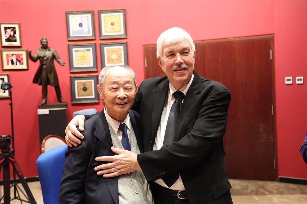 費(fèi)城交響樂(lè)團(tuán)小提琴演奏家戴維·布斯與原中央樂(lè)團(tuán)小提琴演奏家朱信人50年后再相聚。
