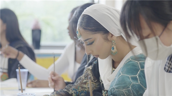 學(xué)生學(xué)習(xí)中國書法。帕特里克·謝德-西蒙茲攝