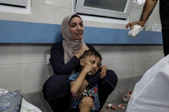 11月3日，人們在加沙城希法醫(yī)院接受治療。新華社發(fā)