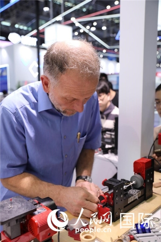 第25屆中國國際高新技術(shù)成果交易會15日在深圳開幕，圖為展商現(xiàn)場演示精密加工工具。人民網(wǎng)記者 魯揚攝