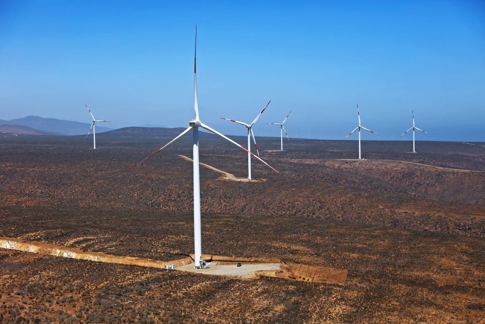 這是2023年2月14日拍攝的位于智利中部沿海的蓬塔謝拉風(fēng)電場。蓬塔謝拉風(fēng)電場是中國在智利投資建設(shè)的首個風(fēng)電場，2018年正式投產(chǎn)發(fā)電，可滿足13萬戶家庭的用電需求，同時每年還能減少15.7萬噸碳排放。