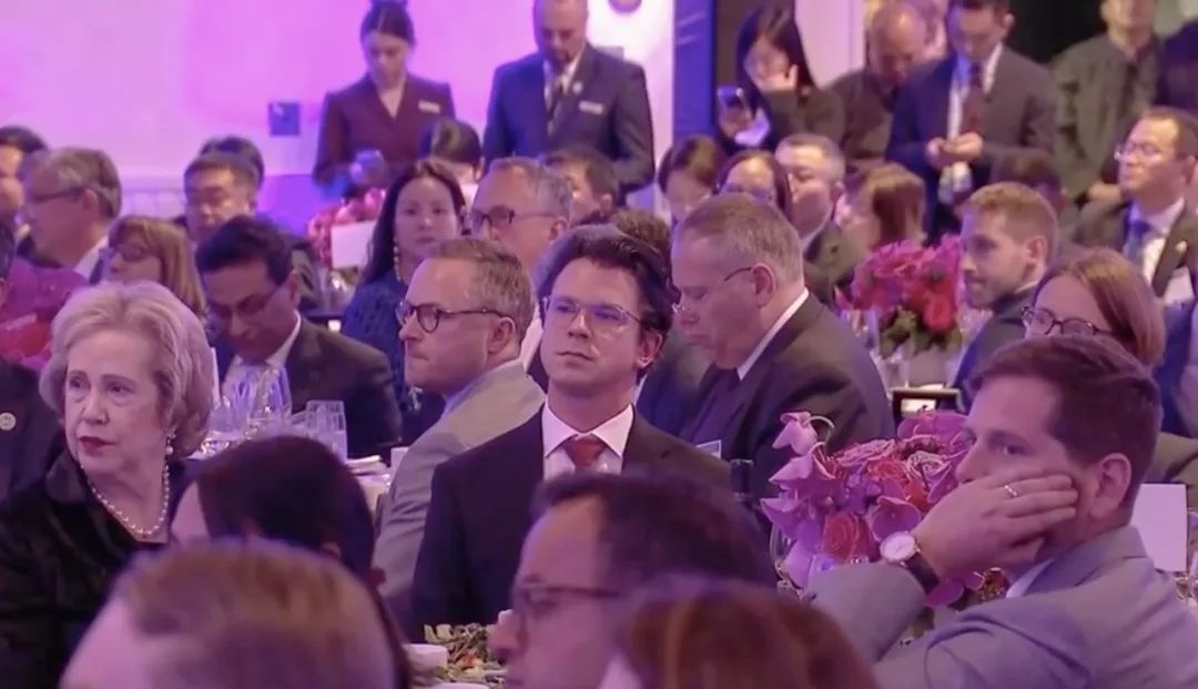 △當(dāng)?shù)貢r(shí)間11月15日晚，習(xí)近平主席在美國(guó)友好團(tuán)體聯(lián)合歡迎宴會(huì)上發(fā)表演講。圖為參加宴會(huì)的人士認(rèn)真聆聽(tīng)演講。