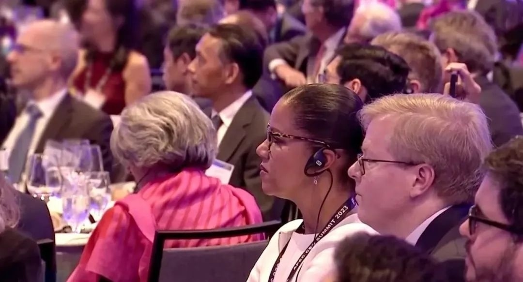 △參加宴會(huì)的人士認(rèn)真聆聽(tīng)演講。