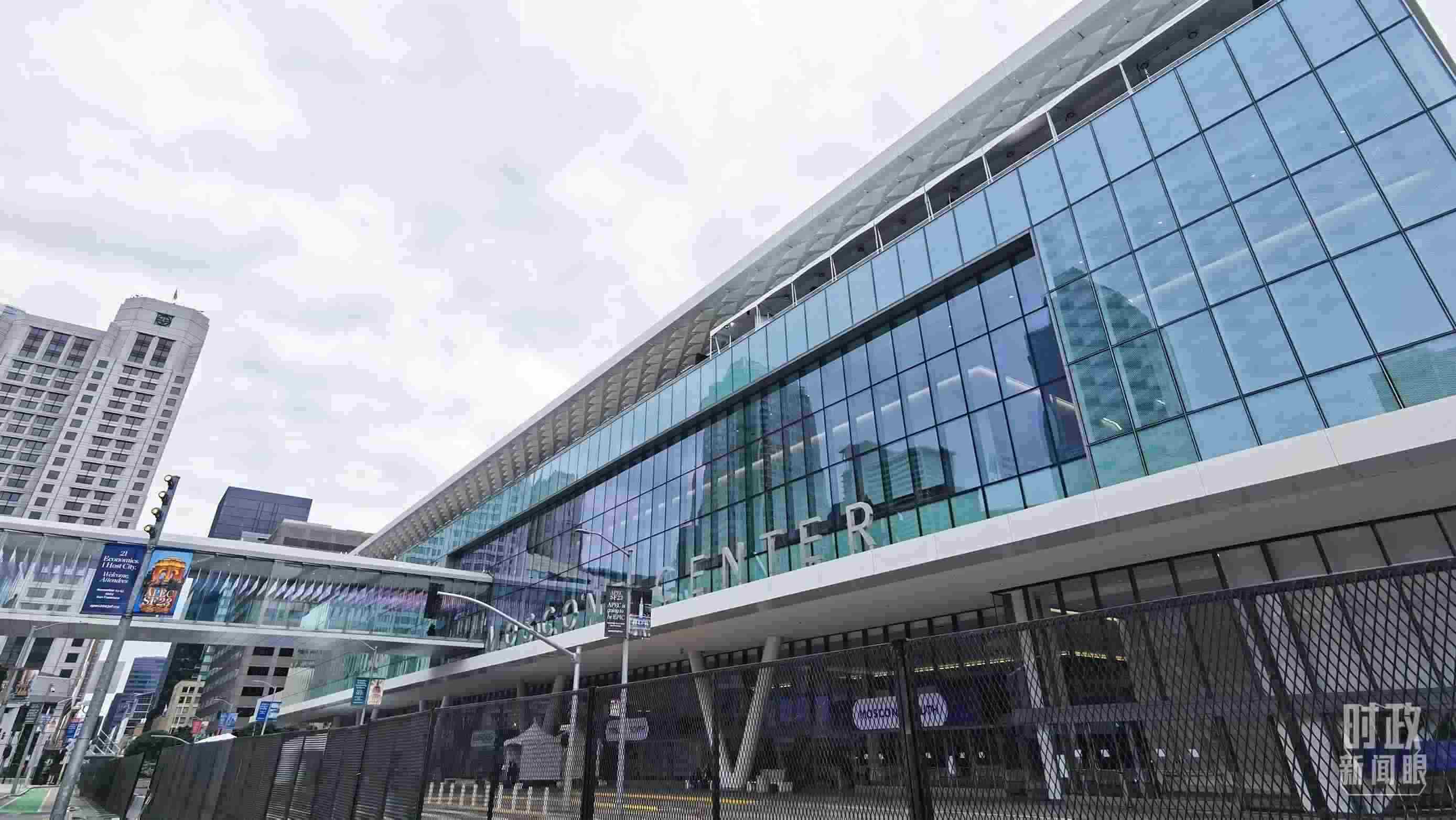 △美國舊金山，莫斯康中心，APEC第三十次領導人非正式會議在這里舉行。（總臺央視記者曹亞星拍攝）