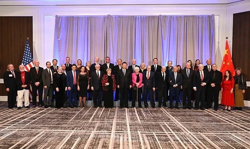 △宴會(huì)開(kāi)始前，習(xí)近平主席會(huì)見(jiàn)飛虎隊(duì)和史迪威將軍后人、鼓嶺、艾奧瓦州、華盛頓州等方面友好人士代表，同他們親切交談并合影留念。