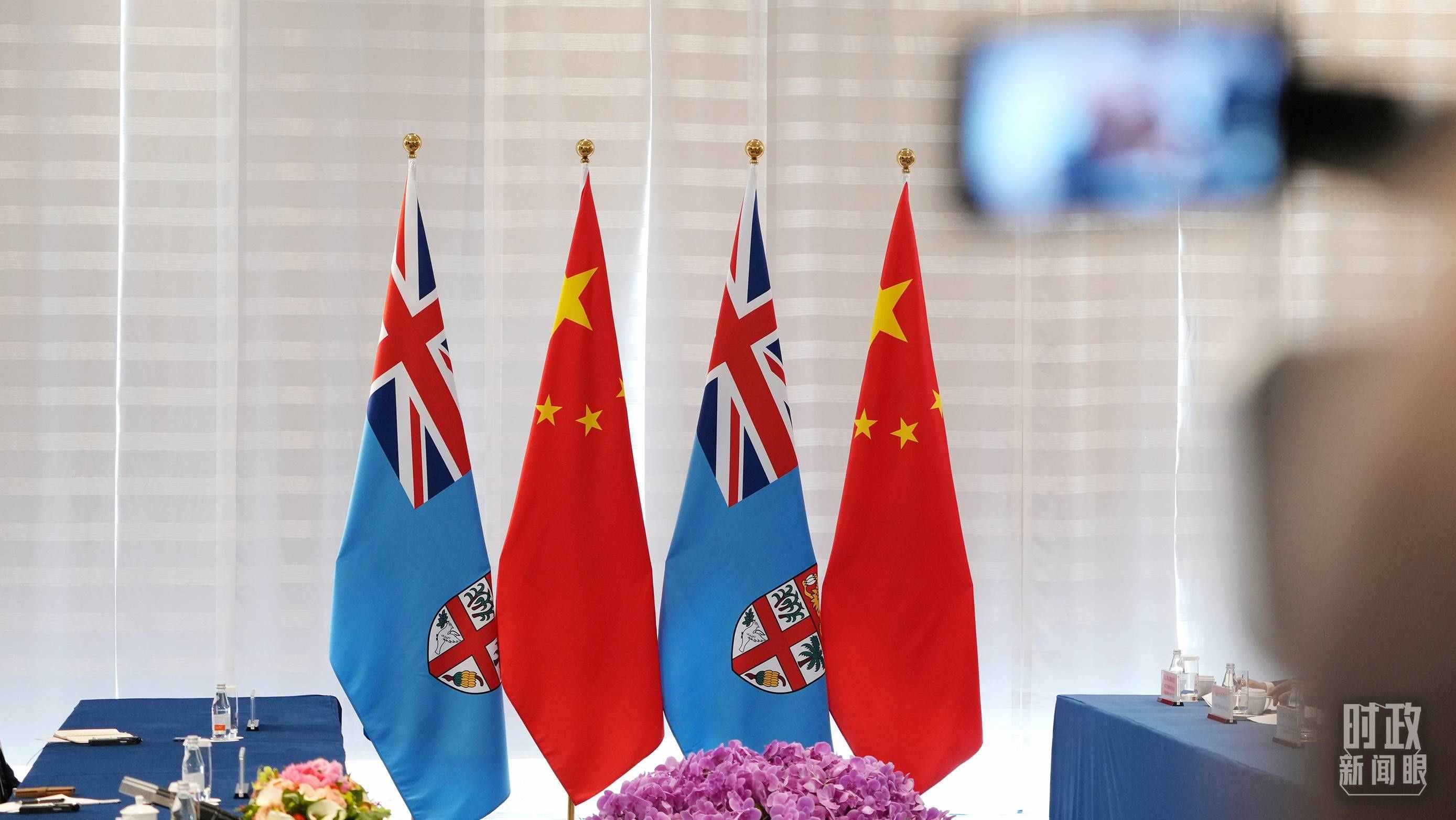 △會談現場的中斐兩國國旗。（總臺國廣記者李晉拍攝）