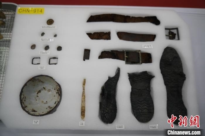 當(dāng)?shù)貢r間11月22日上午，第十批在韓中國人民志愿軍烈士遺骸裝殮儀式在韓國舉行。圖為裝殮儀式現(xiàn)場拍攝的部分志愿軍烈士遺物。中新社記者劉旭 攝