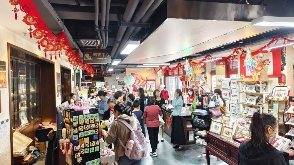 游客在天津市西青區(qū)楊柳青民俗文化館游覽。（新華社記者宋瑞 攝）