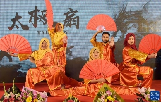 11月22日，在孟加拉國達(dá)卡，學(xué)生在孔子課堂揭牌儀式上表演。新華社發(fā)（薩利姆攝）