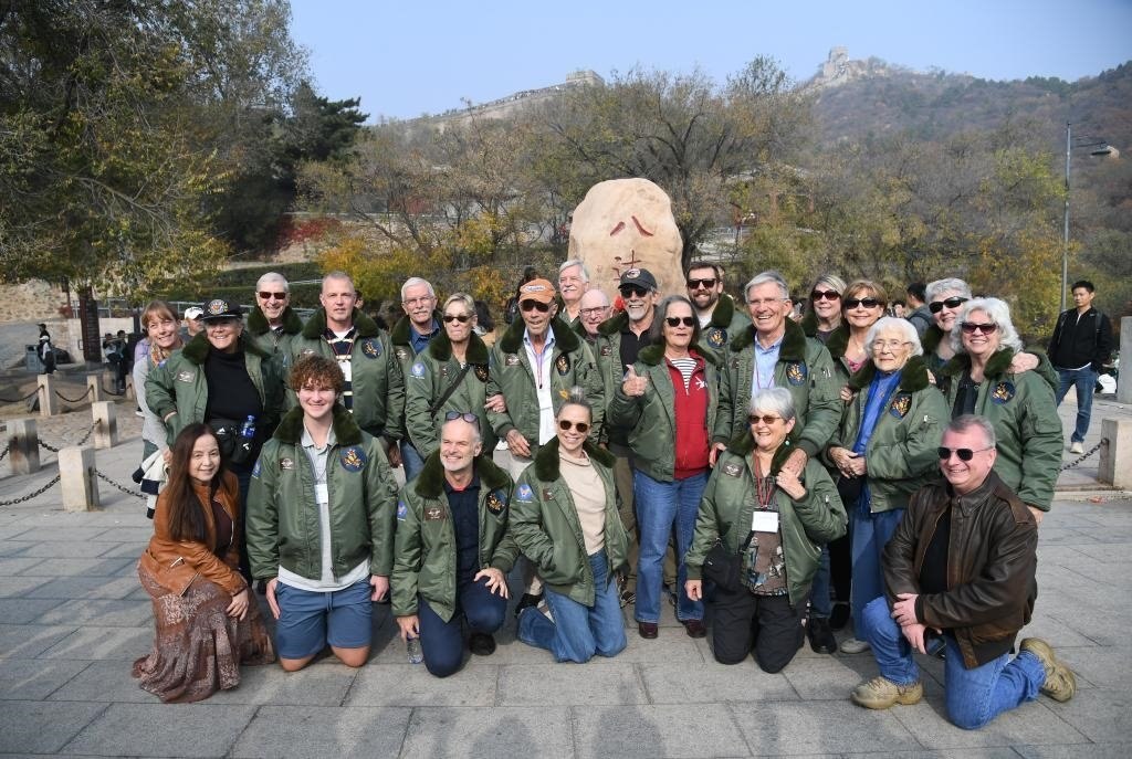 10月29日，飛虎隊(duì)老兵莫耶一行人在北京八達(dá)嶺長城合影留念。當(dāng)日，美中航空遺產(chǎn)基金會訪華代表團(tuán)成員陸續(xù)抵達(dá)北京。新華社記者任超攝