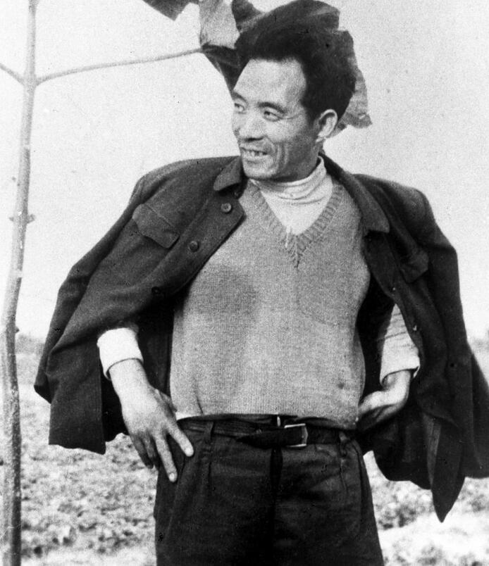 這是焦裕祿當(dāng)年滿懷豪情地在泡桐樹(shù)前留影。新華社發(fā)（1990年5月10日發(fā)）