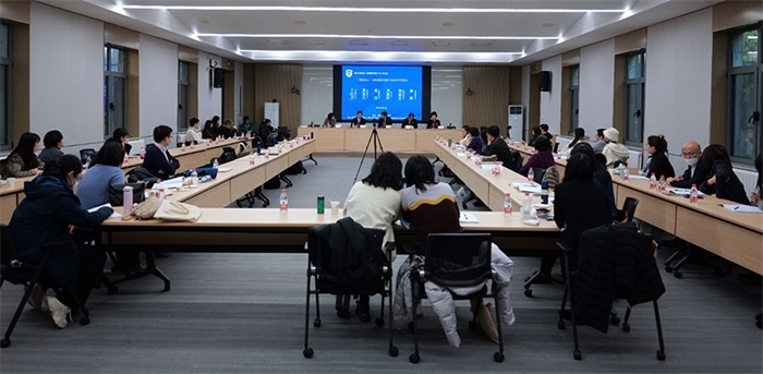 “區(qū)域國別學視角下的日語學科建設(shè)”圓桌論壇現(xiàn)場。主辦方供圖