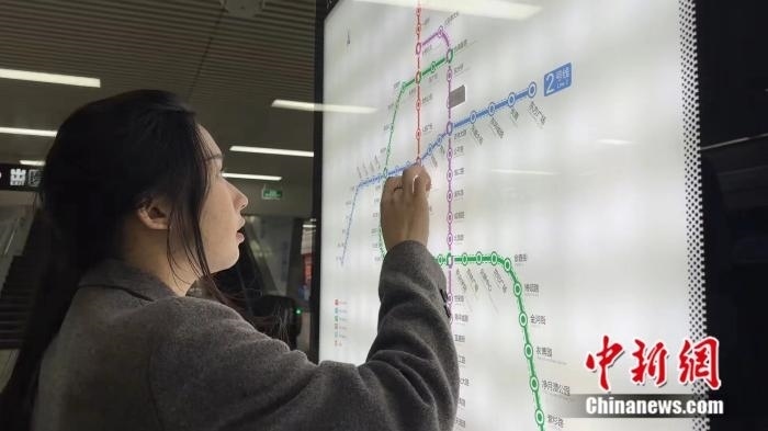 李佳夢正在坐地鐵。呂盛楠 攝