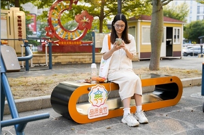 廣州增城區(qū)荔城街金竹社區(qū)的智慧座椅。（金竹社區(qū)供圖）