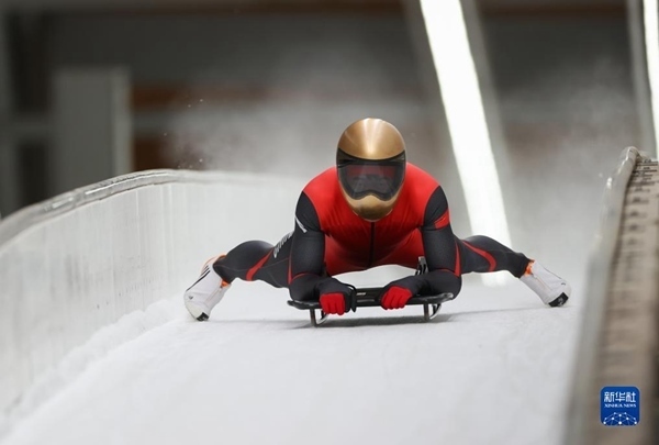 11月25日，天津隊選手閆文港在比賽中抵達(dá)終點(diǎn)。新華社記者 王楷焱 攝