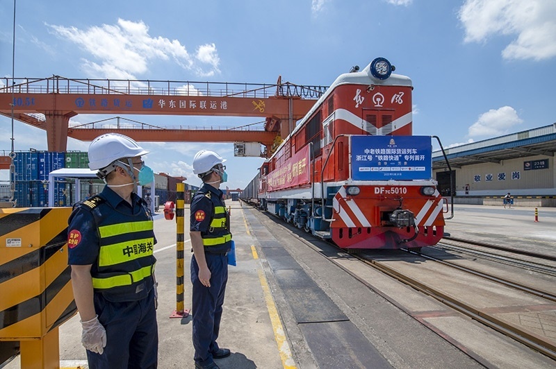 2022年6月29日，浙江金華，中老鐵路國際貨運列車浙江號“鐵路快通”首趟專列經(jīng)海關(guān)監(jiān)管后，從金華南站鳴笛啟程，經(jīng)磨憨口岸駛向老撾萬象。