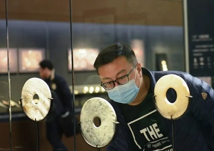 游客在良渚博物院觀看玉璧。新華社記者 翁忻旸 攝