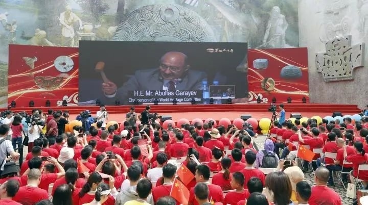 2019年7月6日，杭州市民揮舞國旗慶祝良渚古城遺址獲準(zhǔn)列入世界遺產(chǎn)名錄。記者 吳煌 倪雁強(qiáng) 攝