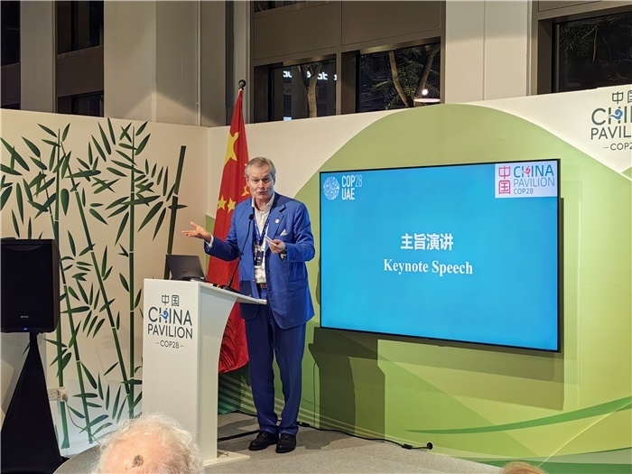 意大利都靈理工大學(xué)終身教授岡特·鮑利發(fā)言。COP28中國角供圖
