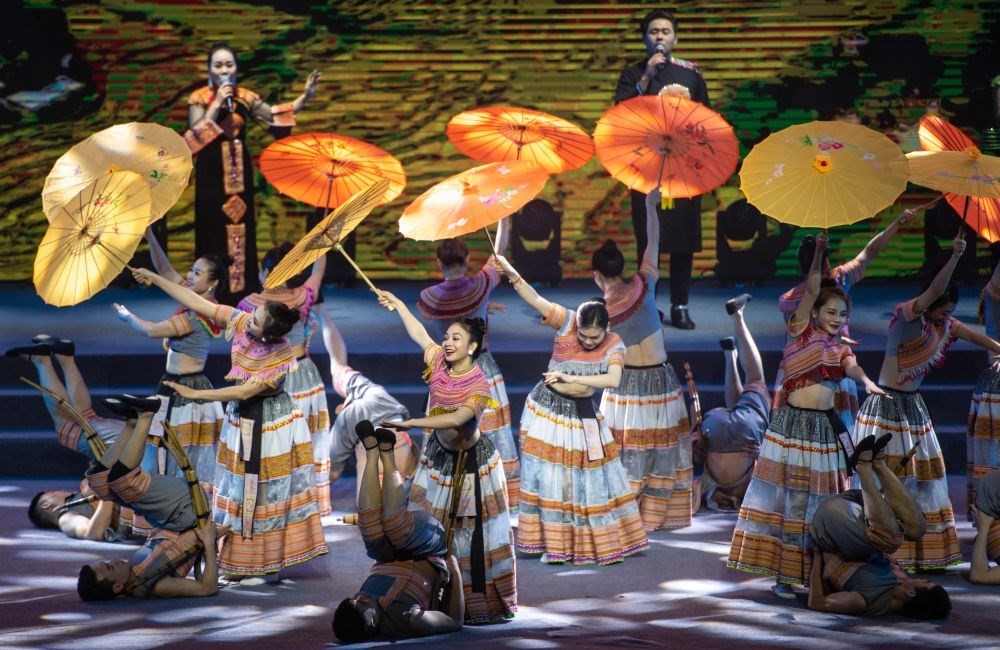 2023年1月18日，以“同心筑厚誼 攜手共發(fā)展”為主題的2023年中越跨國春節(jié)聯(lián)歡晚會在云南省紅河哈尼族彝族自治州河口瑤族自治縣舉行，越南老街省民族藝術(shù)歌舞團的演員在晚會上表演歌舞《漂浮在云端的節(jié)日》。新華社記者 胡超 攝