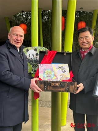 吳墾大使和韋格納市長手捧德國兒童為“夢想”“夢圓”準備的手繪“送別大禮包”。人民網記者 徐馨攝