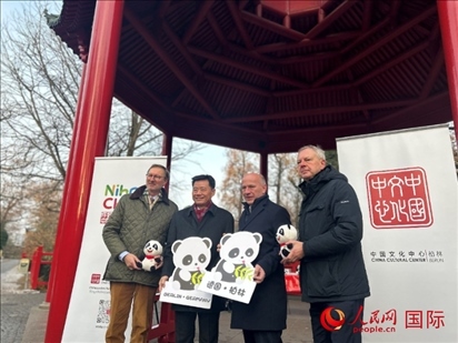 中國文化中心組織的主題活動現場。從左至右依次為柏林動物園園長克尼里姆、中國駐德國大使吳懇、柏林市長韋格納、柏林動物園監(jiān)事會主席布魯克曼。人民網記者 徐馨攝