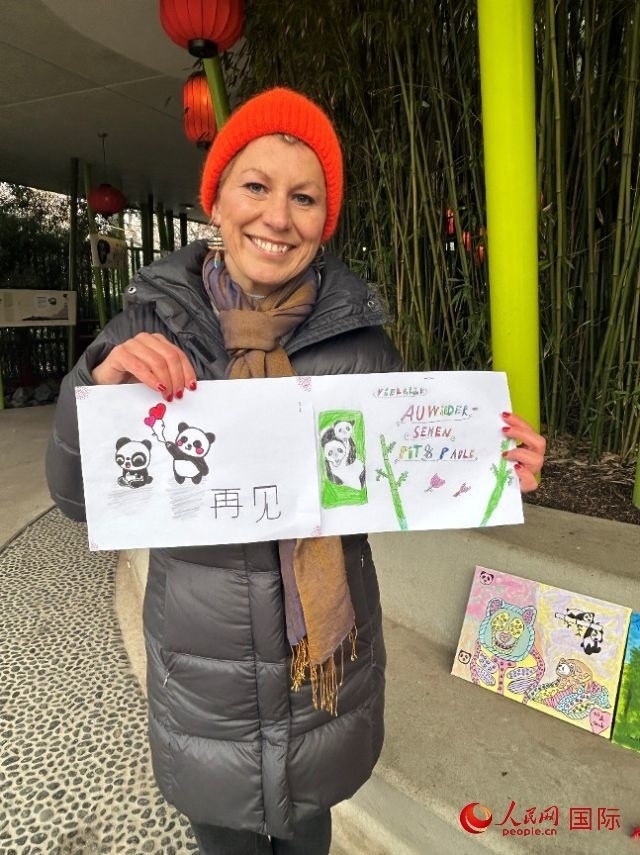 桑德拉和德國小朋友們的作品。右圖寫著“祝福好運，再見 Pit和Paule（“夢想”“夢圓”的德語名字）”。人民網記者 徐馨攝