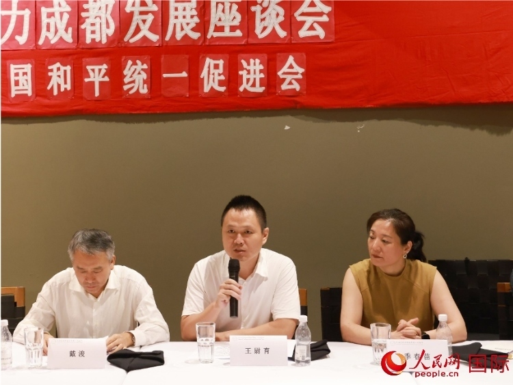 中國駐里約總領館副總領事王尉育（中）在座談會中致辭。人民網記者 陳海琪攝