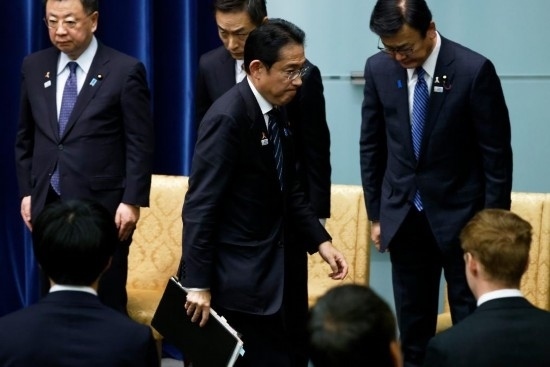  11月2日，在日本東京首相官邸，日本首相岸田文雄在新聞發(fā)布會后離開會場。新華社發(fā)（Pool圖片，太田潔攝）