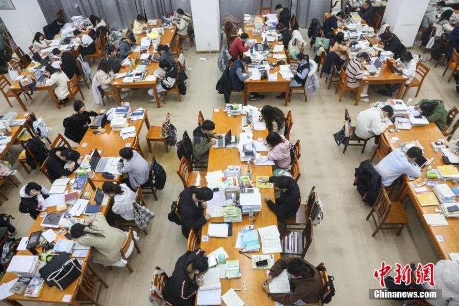 資料圖：眾多考研學(xué)生在南昌大學(xué)圖書館的自習(xí)室內(nèi)復(fù)習(xí)備考。劉力鑫 攝