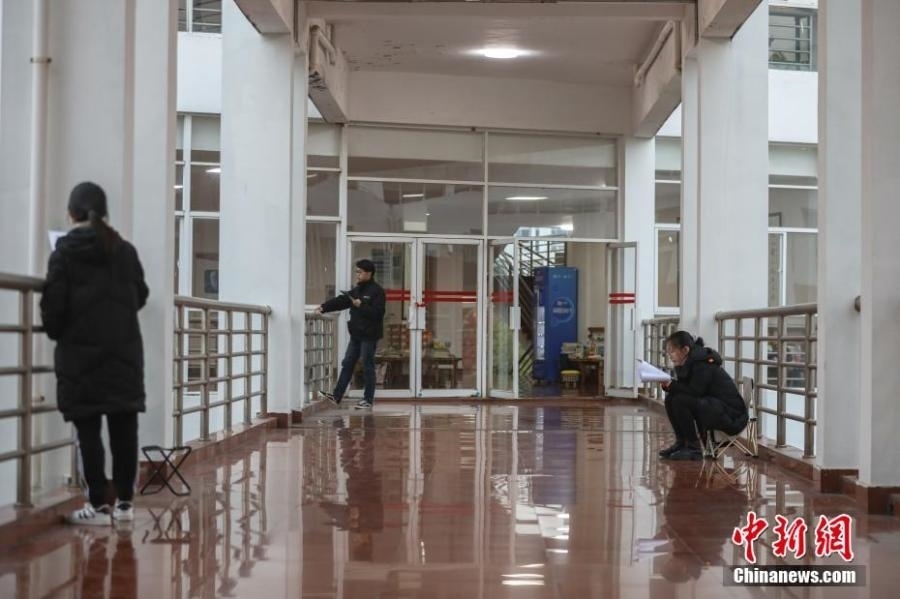 資料圖：幾位考研學(xué)生在南昌大學(xué)教學(xué)樓的天橋上復(fù)習(xí)備考。劉力鑫 攝