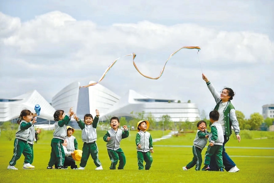  童心飛揚 在浙江衢州市智慧新城草坪公園，一名幼兒園老師揮舞彩帶，與孩子們一起玩耍。衢州市柯城區(qū)將兒童友好理念融入城區(qū)整體規(guī)劃，努力為兒童成長創(chuàng)造更好的發(fā)展環(huán)境，提升兒童和家庭的獲得感、幸福感、安全感。 衢州市柯城區(qū)某幼兒園哥倫比亞籍教師 莉莉安娜·雷斯特雷波·埃斯皮諾薩攝 “我和家人都很喜歡在衢州生活，這是一座兒童友好城市，有很多兒童營地和戶外活動場所。我看到孩子們在幼兒園、戶外非?？鞓返赝嫠?，便用相機記錄下這美好時刻?！? /></p> <p style=