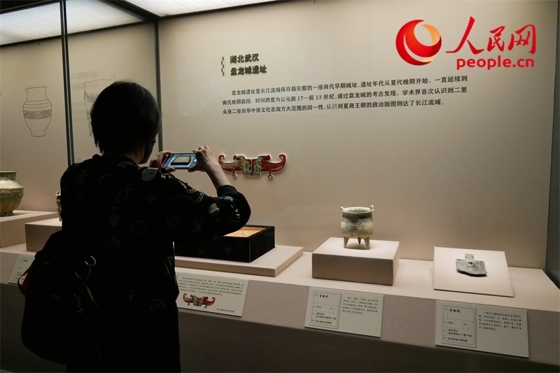 今年9月，觀眾正在參觀“鑒往知遠——新時代考古成果展”。人民網(wǎng)記者 韋衍行攝
