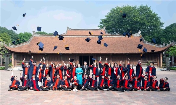 12月9日，越南首都河內(nèi)一所高中的學(xué)生在文廟內(nèi)合影留念。