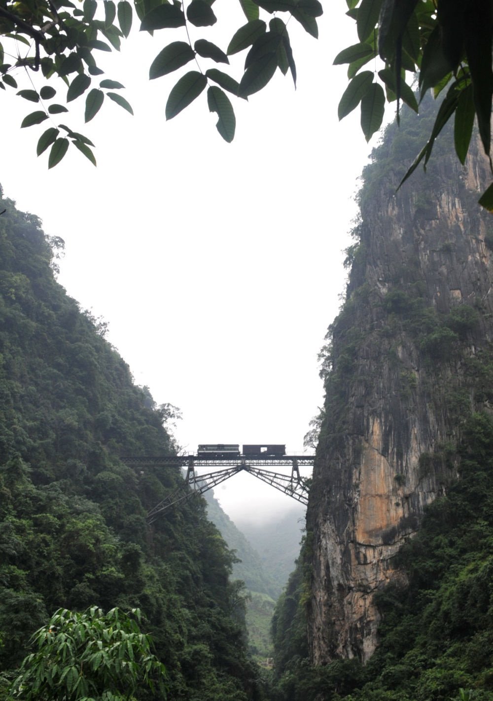 2009年6月1日，一列小火車從人字橋上通過(guò)。