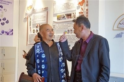  在大理州古生村訴訟服務站內，全國人大代表樊九平為“阿鵬調解員”點贊。