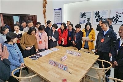  在劍川法院家事調解室內，該院制作的《離婚證明書》引起了代表們的關注。