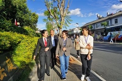  全國人大代表王爭（右一）、張海鷗（右二）向法官了解民族特色調解工作機制。