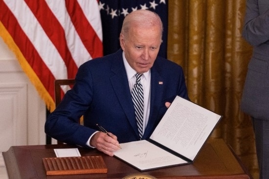 10月30日，美國總統(tǒng)拜登在華盛頓白宮簽署人工智能監(jiān)管行政令。新華社發(fā)（亞倫攝）