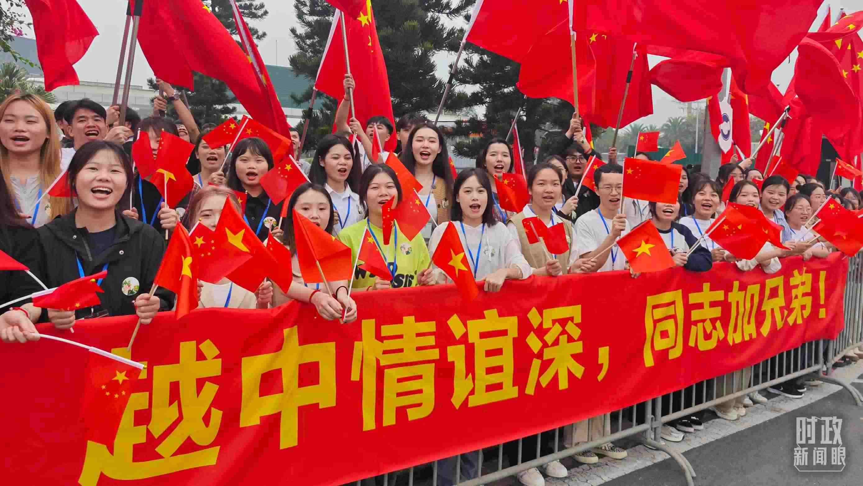 △習(xí)近平乘車從機場赴下榻飯店途中，許多人自發(fā)聚集在道路兩旁，揮舞兩國旗幟，表達(dá)熱烈歡迎。（總臺央視記者耿小龍拍攝）