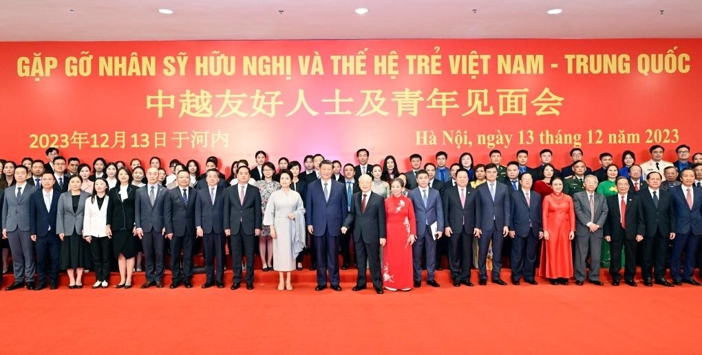 這是習(xí)近平夫婦和阮富仲夫婦同中越兩國青年和友好人士代表親切合影。