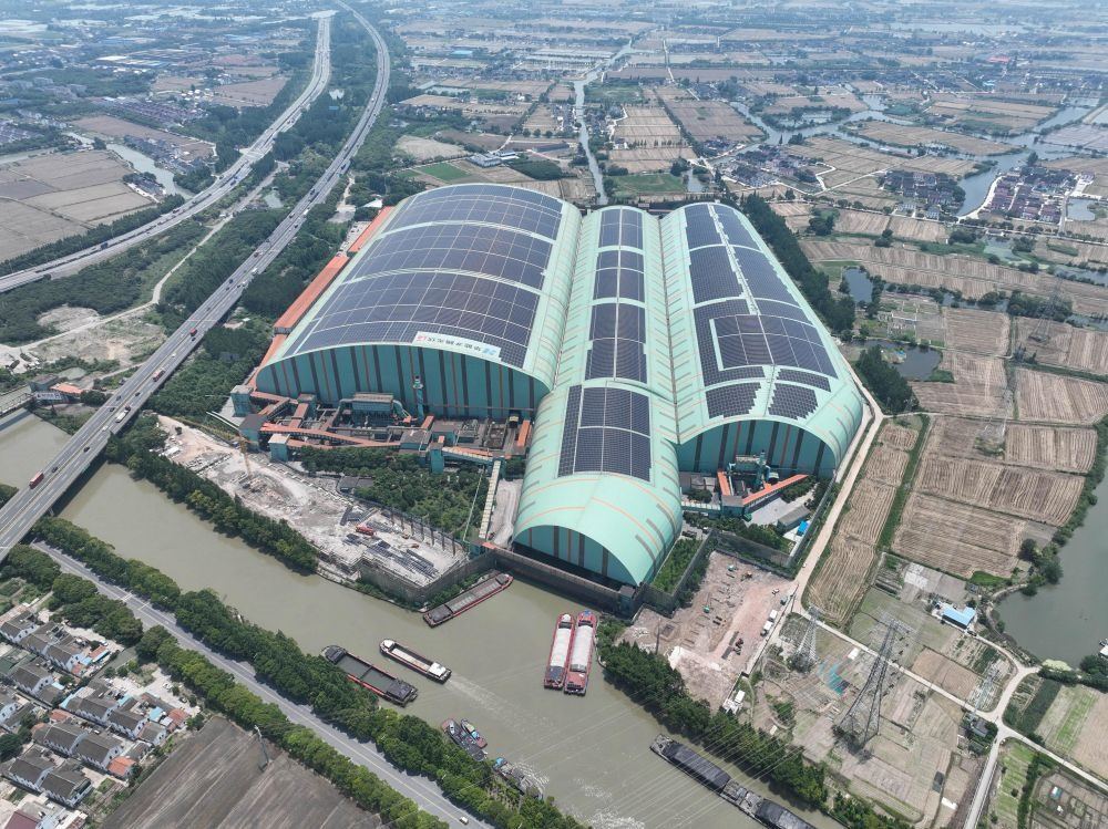 這是江蘇蘇州市常熟市龍騰特種鋼有限公司碼頭料場屋頂光伏（無人機(jī)照片，2023年6月9日攝）。新華社記者 季春鵬 攝