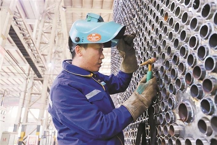 邵旭鵬在車間進行電焊作業(yè)。受訪者供圖