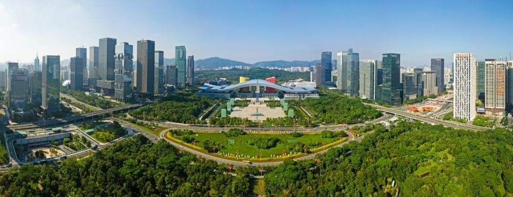 這是在廣東省深圳市拍攝的深圳市民中心和蓮花山公園一線（2020年10月2日攝，無人機照片）。新華社記者 梁旭 攝