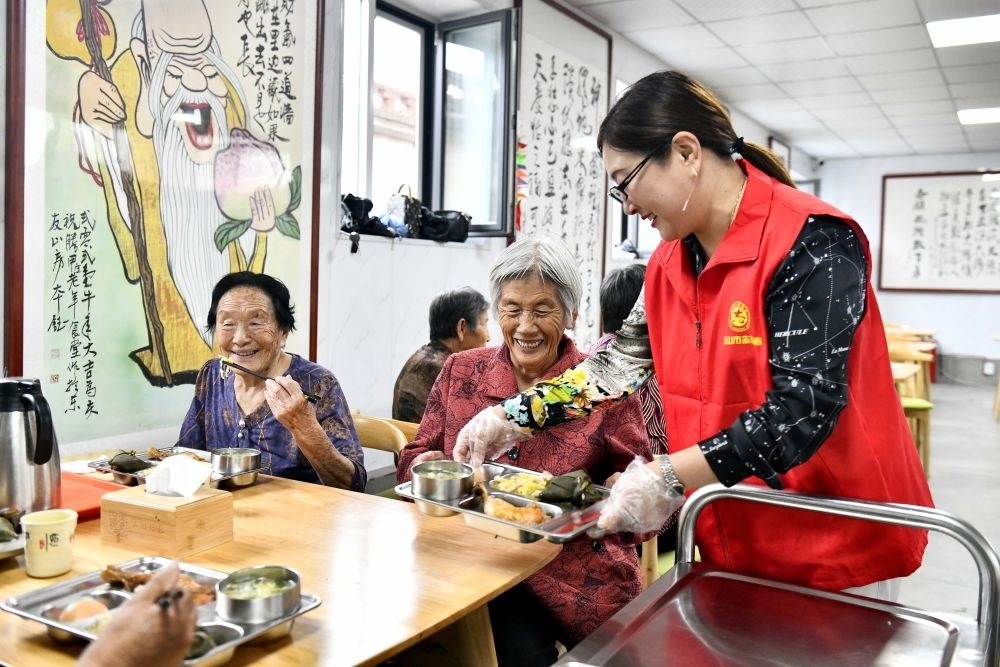 在山東省乳山市城區(qū)街道騰甲莊村幸福食堂，志愿者為老人們配送午餐（2023年6月24日攝）。新華社記者 郭緒雷 攝