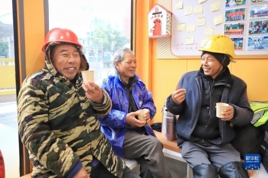 12月16日，幾名戶外勞動(dòng)者在位于浙江舟山市的一家“勞動(dòng)者驛站”里喝姜茶驅(qū)寒。