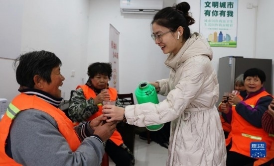 12月16日，在浙江省湖州市德清縣乾元鎮(zhèn)環(huán)衛(wèi)工人愛心驛站，志愿者為環(huán)衛(wèi)工人倒紅糖姜茶。